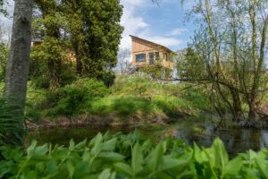 außenansicht-baumhaus-kohlmeise